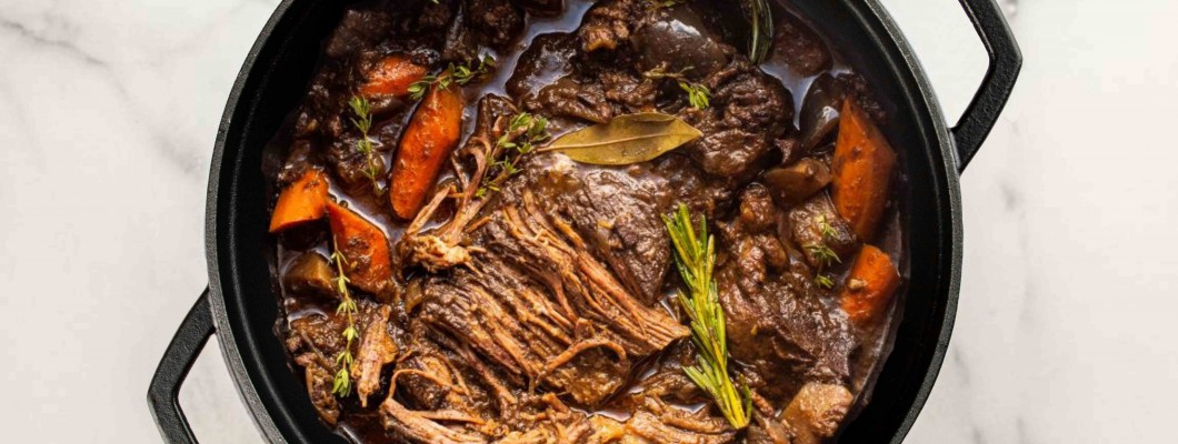 Cerdo asado estofado con vino tinto y verduras