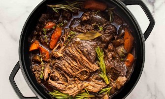 Cerdo asado estofado con vino tinto y verduras