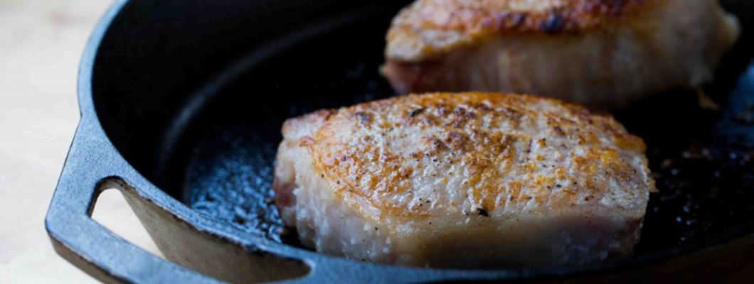 Chuletas de cerdo gruesas con sal y pimienta