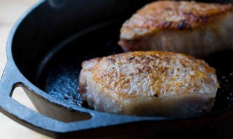 Chuletas de cerdo gruesas con sal y pimienta